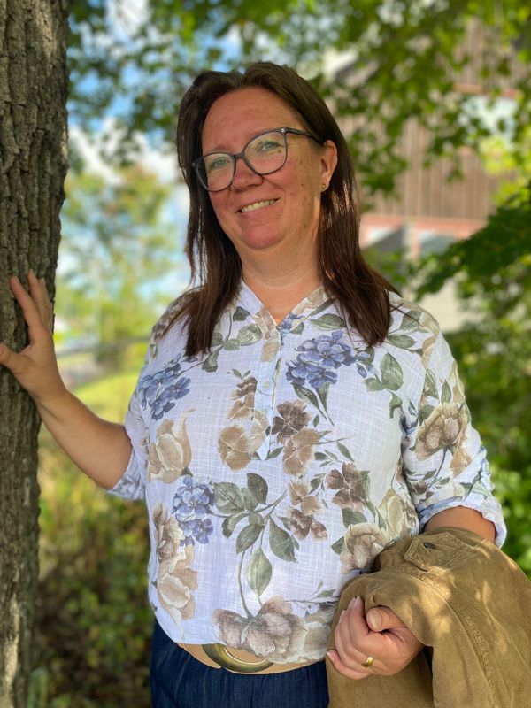 Tilda bomullsbluse, hvit m/blomster