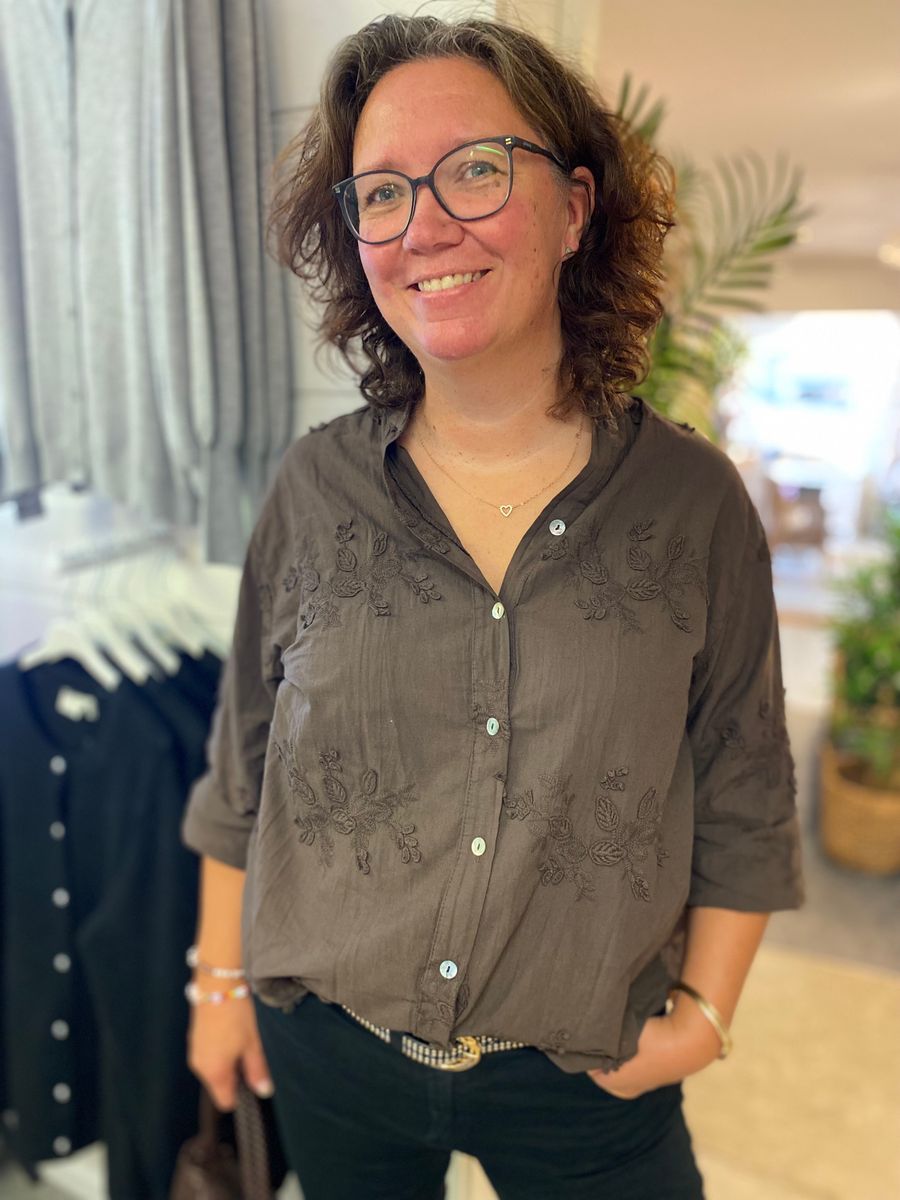 Maia bluse, mørk brun