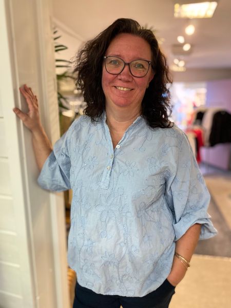 Hovedbilde Bomullsbluse med broderier, lys blå