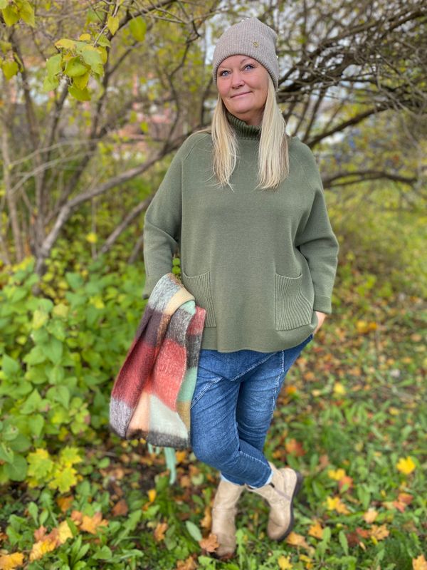 Genser med høy hals og lommer, grønn
